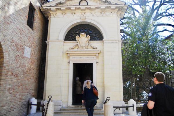 ER-Ravenna-2013-03-21 14.20.51.jpg Ravenna - Dante Alighieri Tomb